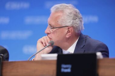 Bayerns Innenminister warnt vor Neuverschuldung für Flüchtlinge