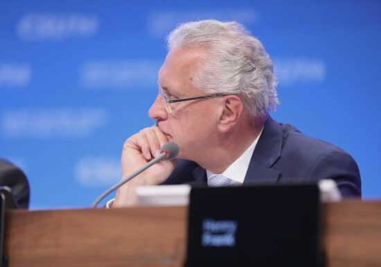 Bayerns Innenminister warnt vor Neuverschuldung für Flüchtlinge
