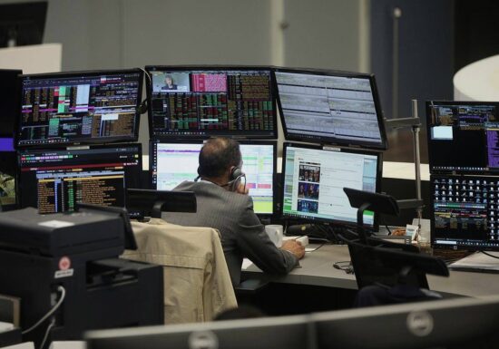Dax am Mittag weiterhin im Plus - Autobauer gefragt