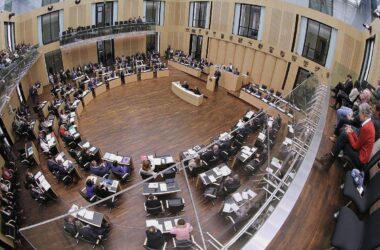 Bayaz sieht Zustimmung zu Schuldenpaket im Bundesrat skeptisch