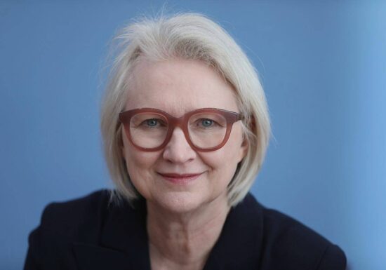 Wirtschaftsweise Schnitzer plädiert für Streichung von Feiertag
