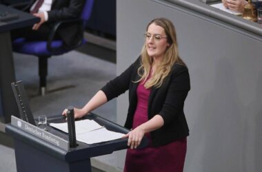 Grüne wollen bei Schulden nicht auf Zusagen von Merz vertrauen