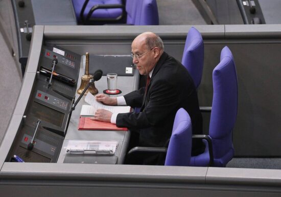 Gysi schlägt überparteiliche Bundestagsgremien vor