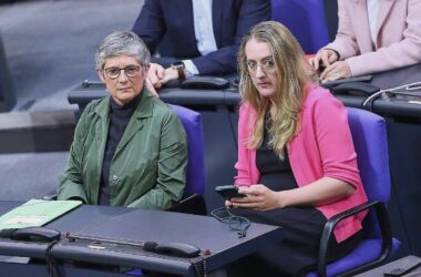 Grüne lassen Zustimmung zu Finanzpaket offen