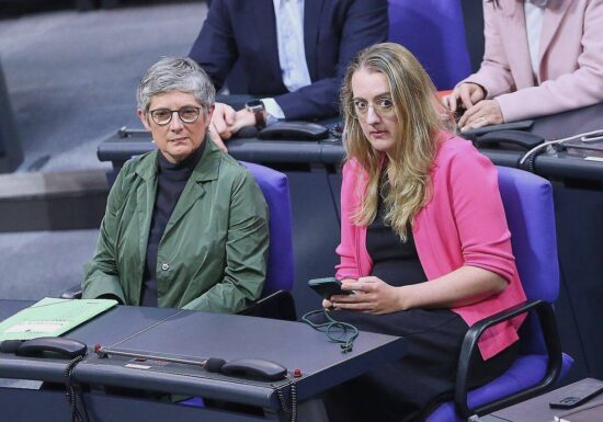 Grüne lassen Zustimmung zu Finanzpaket offen