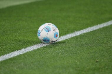 2. Bundesliga: Karlsruhe gewinnt gegen Köln - Kurioses Eigentor