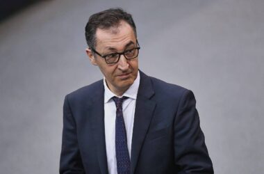 Özdemir unterstützt Aufnahme des Wolfs ins Jagdrecht
