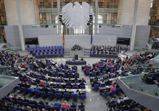 Sitzungswoche des Bundestags abgesagt - Linke und Grüne üben Kritik