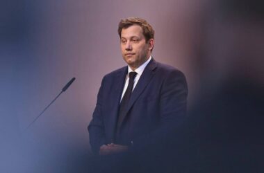 Schweitzer für Verbleib von Klingbeil an SPD-Spitze