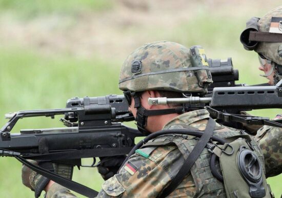 Joschka Fischer für EU-Armee und Beteiligung an Ukraine-Truppe
