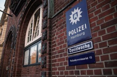 Rolf Zuckowski wird "Ehrenkommissar" der Polizei Hamburg