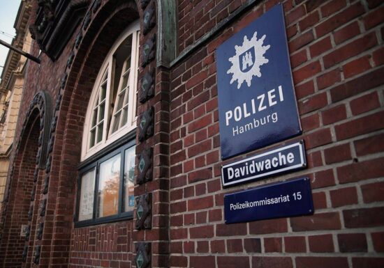 Rolf Zuckowski wird "Ehrenkommissar" der Polizei Hamburg
