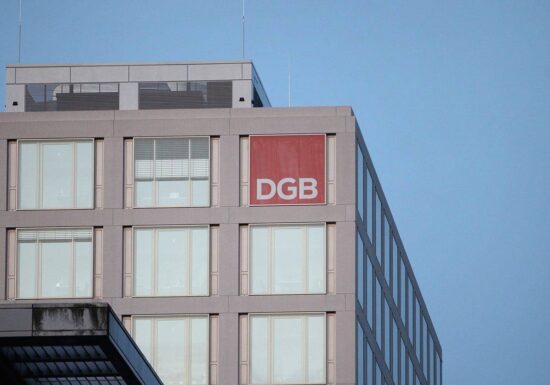 DGB kritisiert Merz im Mindestlohn-Streit
