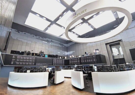 Dax am Mittag weiter tief im Minus - Zölle weiter im Fokus