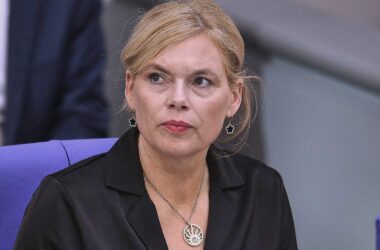 Bundestagspräsidentin ordnet Regenbogenbeflaggung an