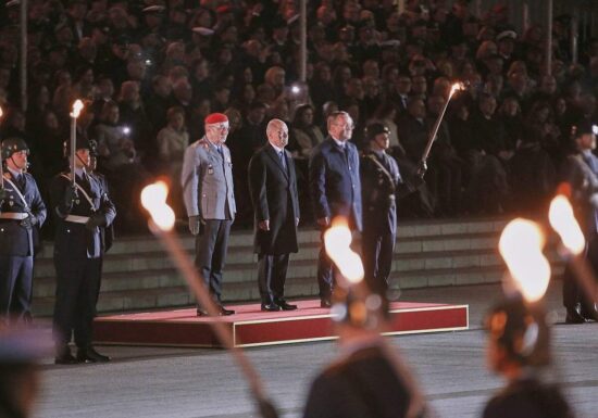 Scholz mit Großem Zapfenstreich verabschiedet
