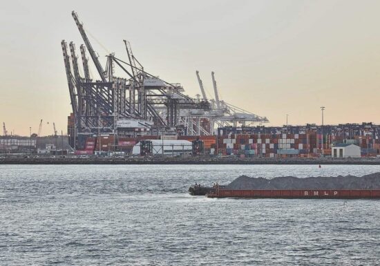 Deutscher Exportüberschuss im Handel mit den USA weiter erheblich