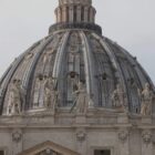 Schwarzer Rauch im Vatikan: Noch kein neuer Papst am Mittwochabend