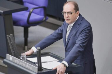 Grüne kritisieren Dobrindts "Migrations-Theater"