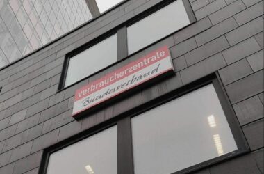 VZBV drängt auf Stromsteuersenkung und Klarheit über 58-Euro-Ticket