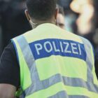 Auto fährt in Stuttgart in Menschengruppe