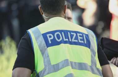 Auto fährt in Stuttgart in Menschengruppe
