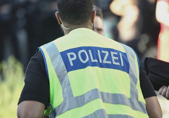 Auto fährt in Stuttgart in Menschengruppe