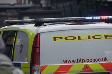 Autofahrer fährt bei Liverpooler Meisterparade in Menschenmenge