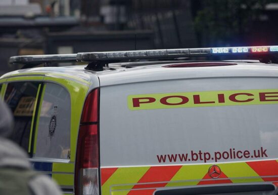 Autofahrer fährt bei Liverpooler Meisterparade in Menschenmenge