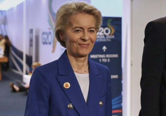 Laschet verteidigt Karlspreis für von der Leyen
