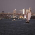 Schiff kollidiert mit Brooklyn Bridge in New York - zwei Tote