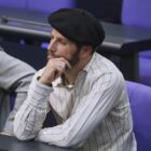Linken-Politiker wegen Baskenmütze aus Bundestagssitzung geworfen