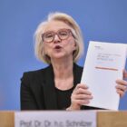 Wirtschaftsweise offen für Feiertagsstreichung