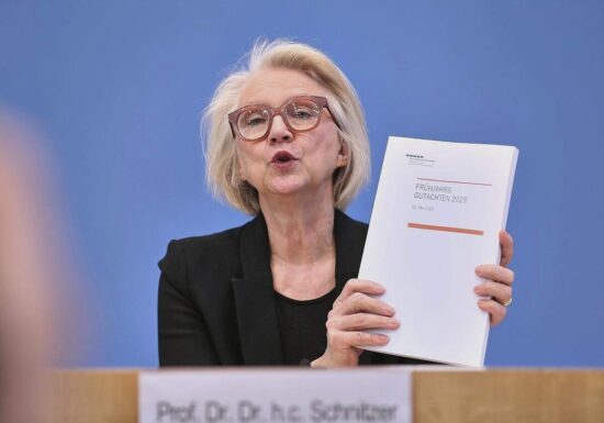 Wirtschaftsweise offen für Feiertagsstreichung