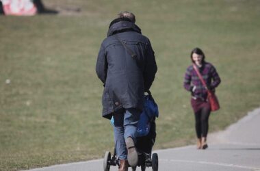 Verbände fordern deutliche Elterngeld-Anhebung