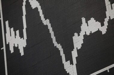 Dax bleibt am Mittag im Plus - Bayer gefragt