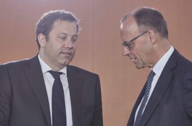Politbarometer: Union büßt ein - SPD legt zu