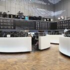 Dax am Mittag weiter freundlich - Infineon nach Zoll-News gefragt