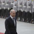 Scholz wünscht sich zwei Pop-Evergreens zum Zapfenstreich