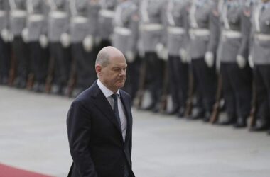 Scholz wünscht sich zwei Pop-Evergreens zum Zapfenstreich