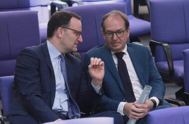 Spahn nennt Dobrindt "Deutschlands schwarzen Sheriff"