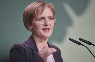 Grünen-Chefin will mehr Frauen in Verteidigungs-Spitzenpositionen