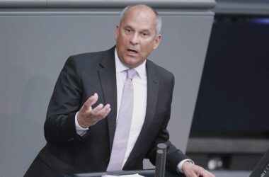 Poseck kritisiert Umgang mit mutmaßlich rechtsextremen Polizisten