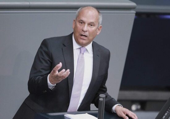 Poseck kritisiert Umgang mit mutmaßlich rechtsextremen Polizisten