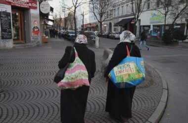 Rund 15.000 geduldete Migranten erhalten Bleibeperspektive