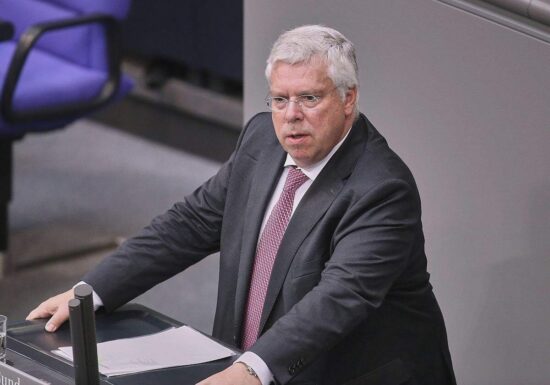 Hardt für umfassende Waffenlieferungen an Israel