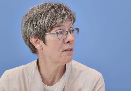 Kramp-Karrenbauer für schnelle Wehrpflicht und Taurus