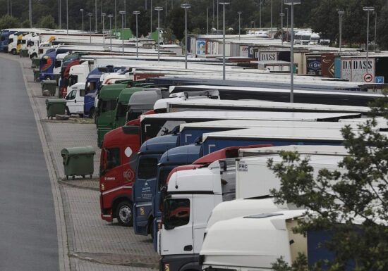 Etwas weniger mautpflichtige Lkws auf Autobahnen