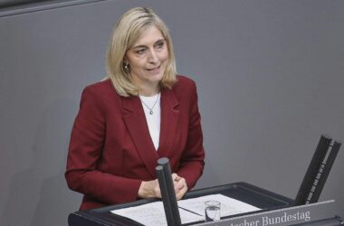 Warken will Haushaltsausschuss über Maskenbericht informieren