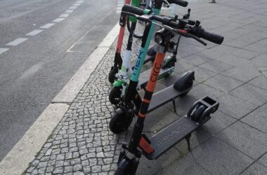 Schnieder will Parken von E-Scootern auf Gehwegen einschränken